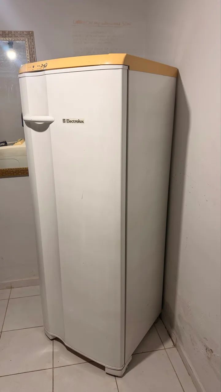 Geladeira Eletrolux branca  - Foto 2