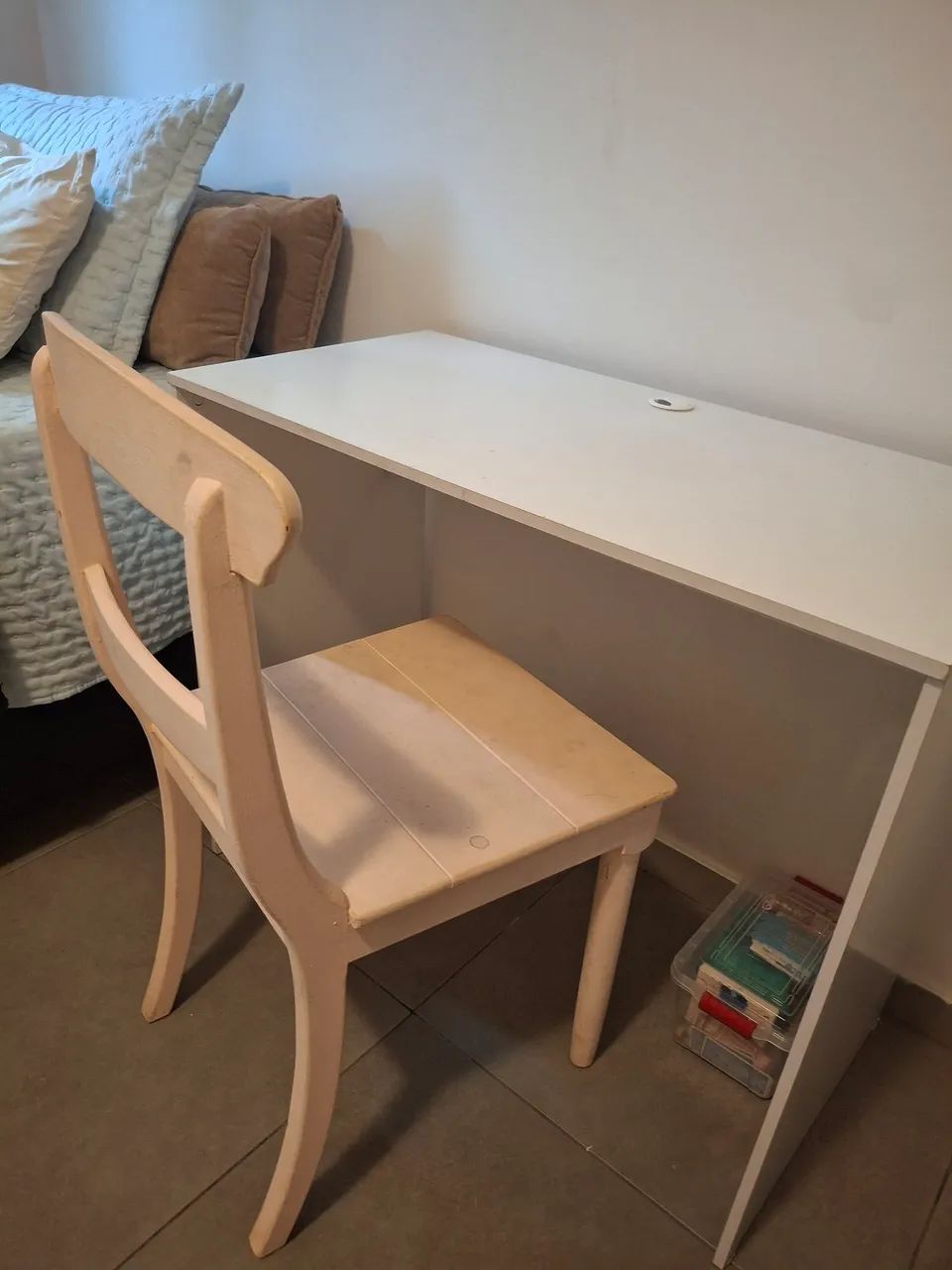 Mesa escrivaninha e uma cadeira de madeira.  - Foto 3
