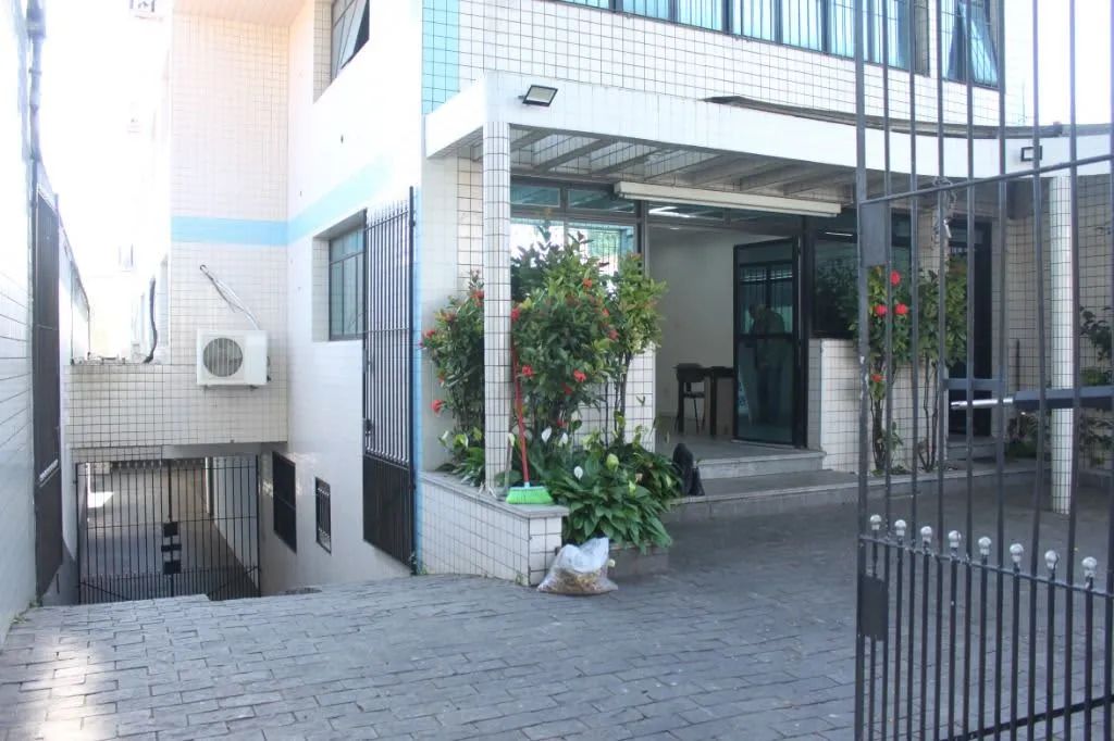 Prédio comercial na Rua Onze de Fevereiro, 189  750 m²