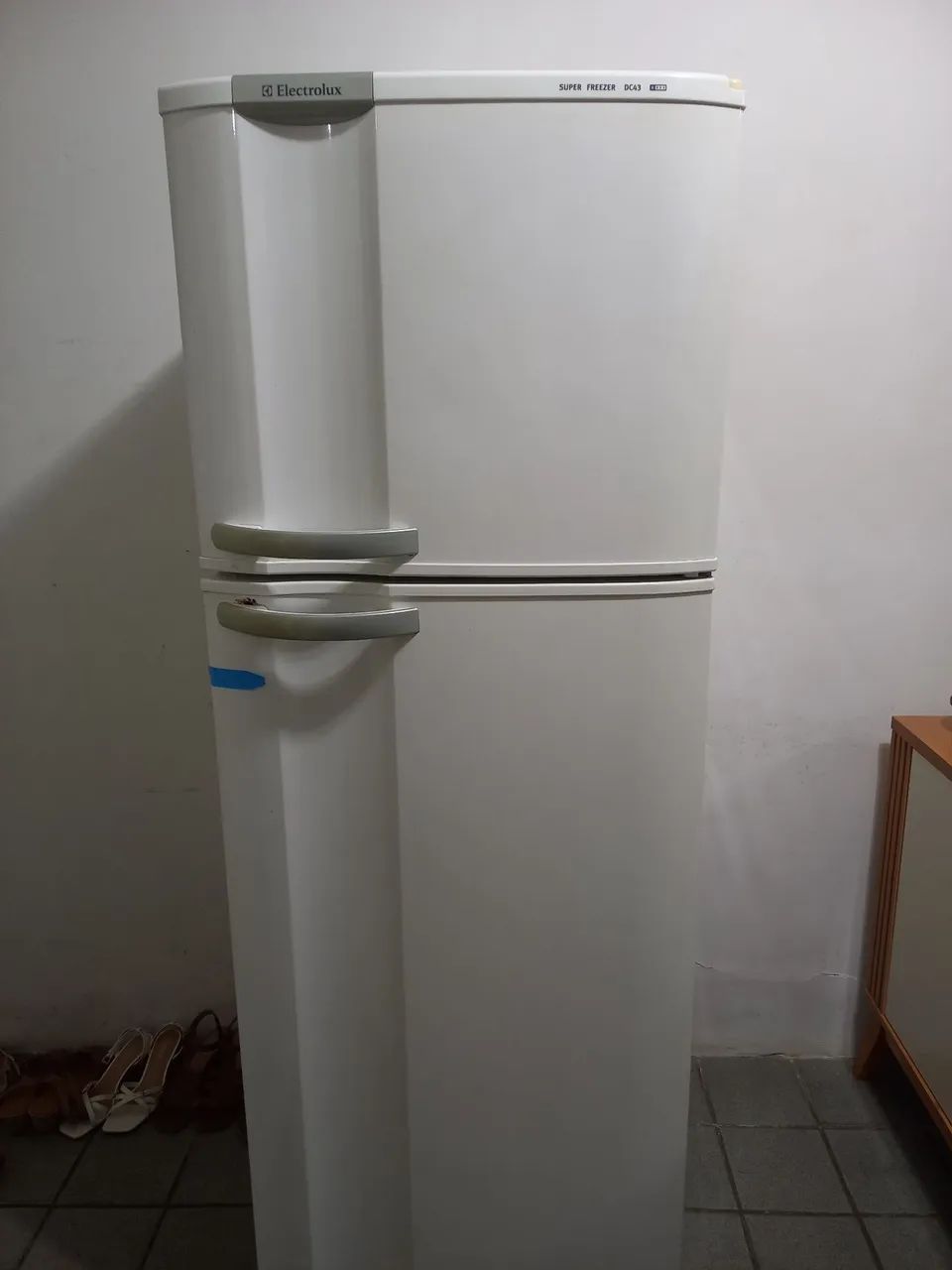 VENDE-SE GELADEIRA ELETROLUX COM DEFEITO. 