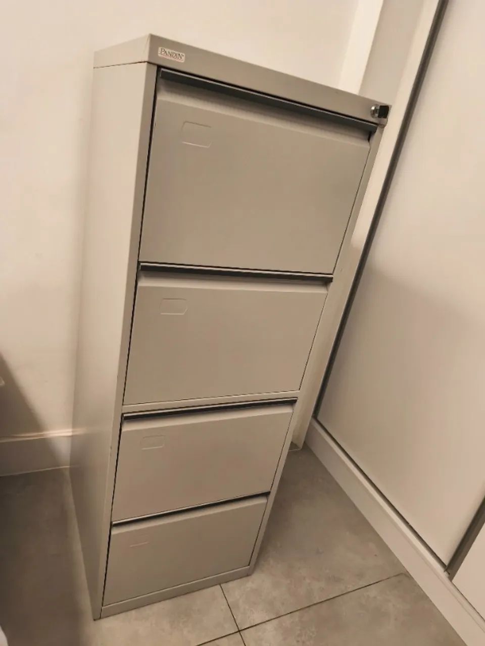Arquivo de aço com gavetas e chave