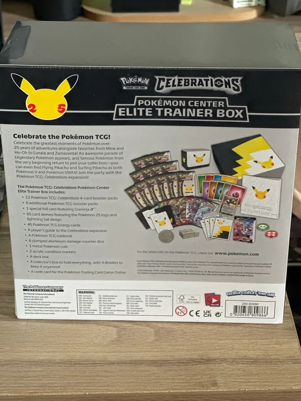 Celebrations 25 anos Pokémon Center Elite Trainer Box - Foto 3