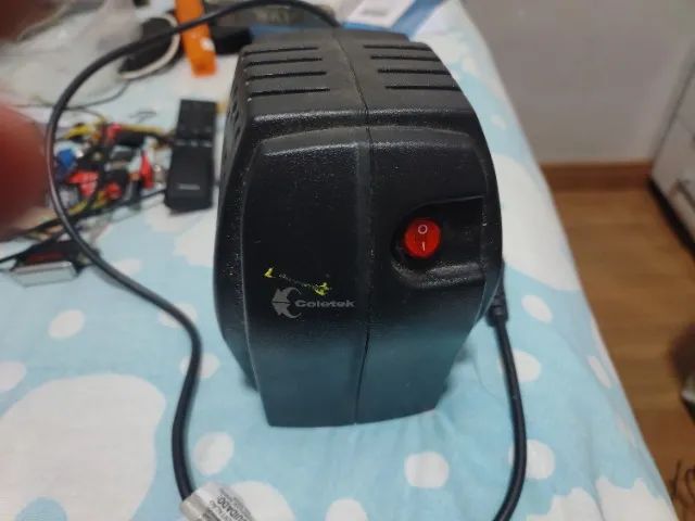 ESTABILIZADOR COLOTEC COM 04 TOMADAS
