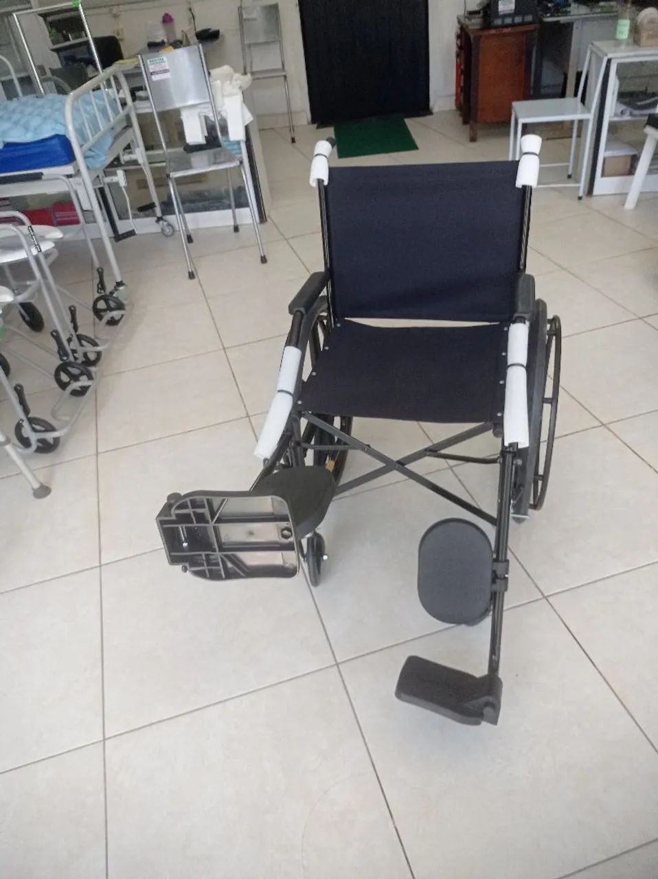 Cadeira de rodas c elevação das pernas. - Foto 2