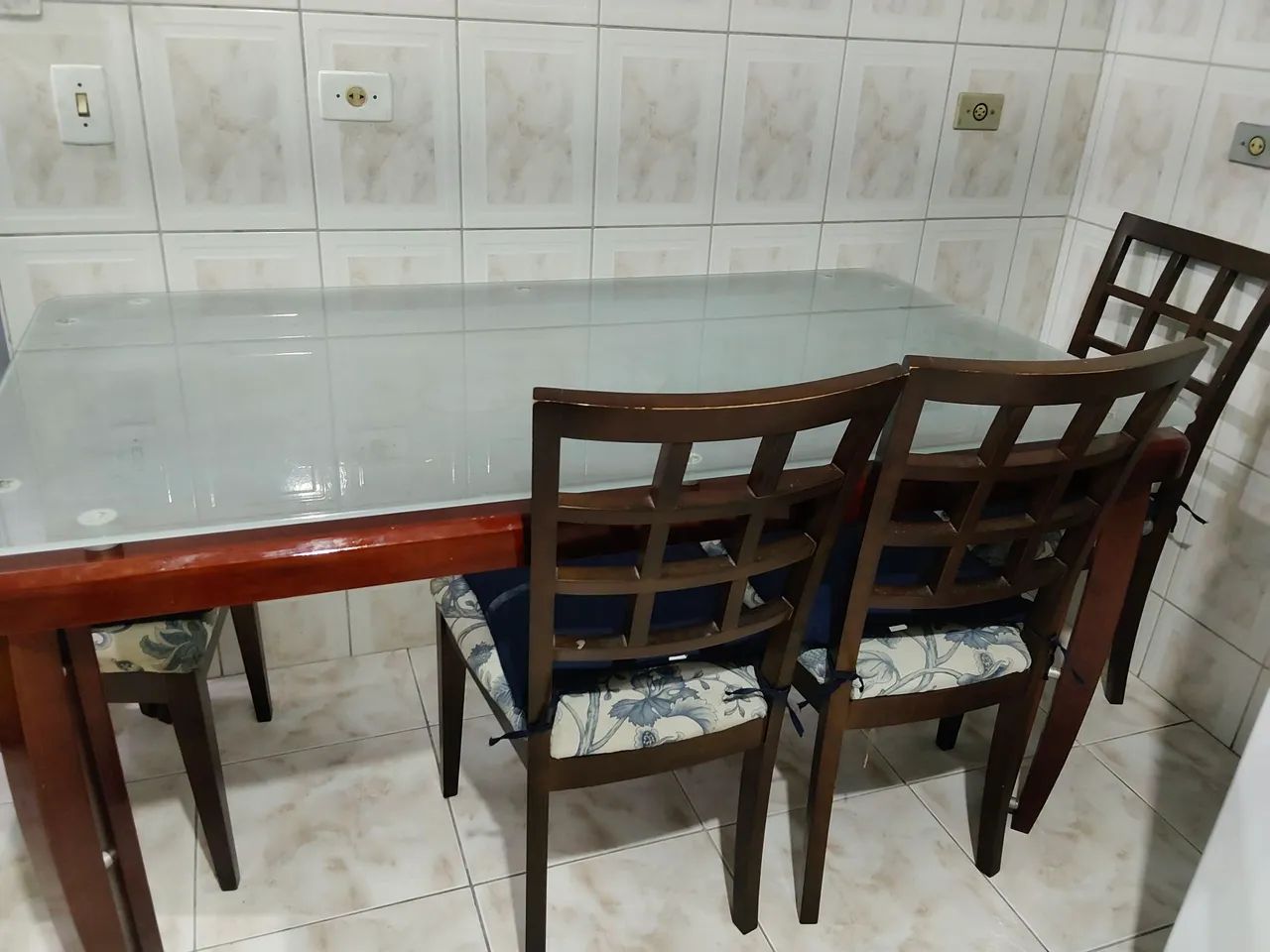 Mesa de madeira com tampo de vidro