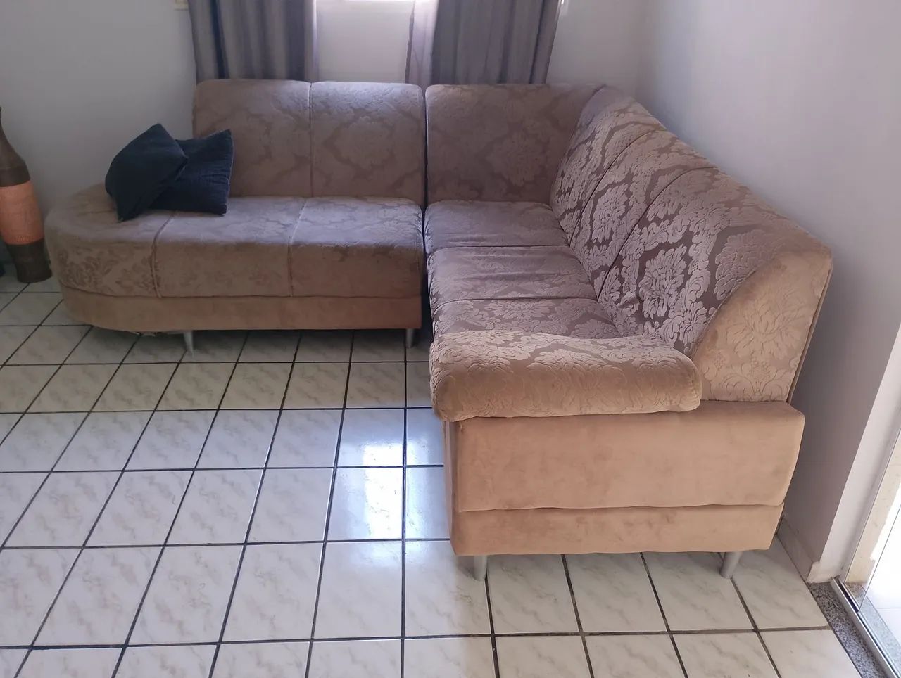 Vendo sofá 3 e 2 lugar.