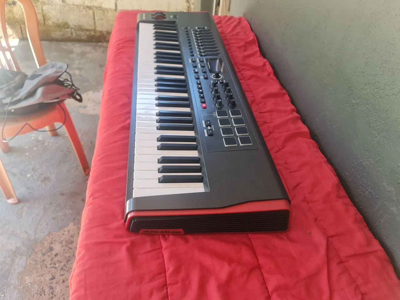 Novation impulse 61 com rack titanium top  - Foto 2