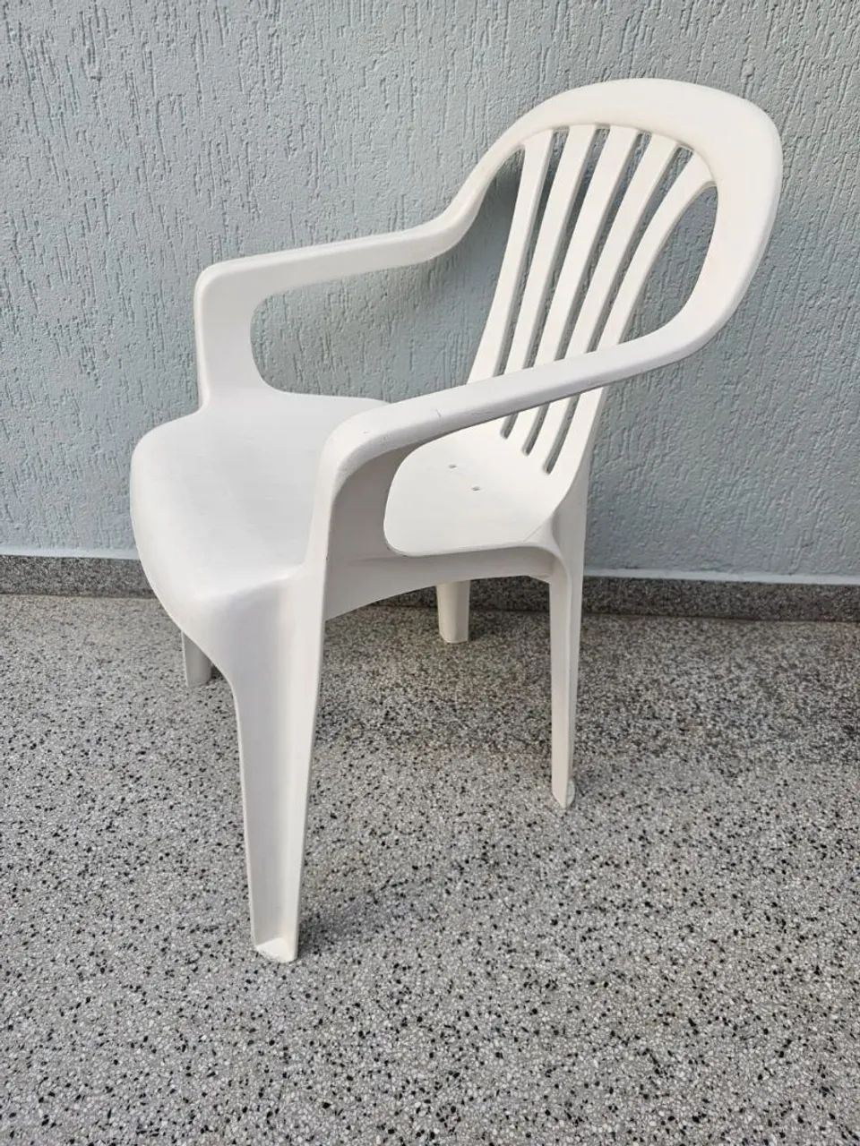  1 CADEIRA DE PLÁSTICO BRANCA RESISTENTE - Foto 3