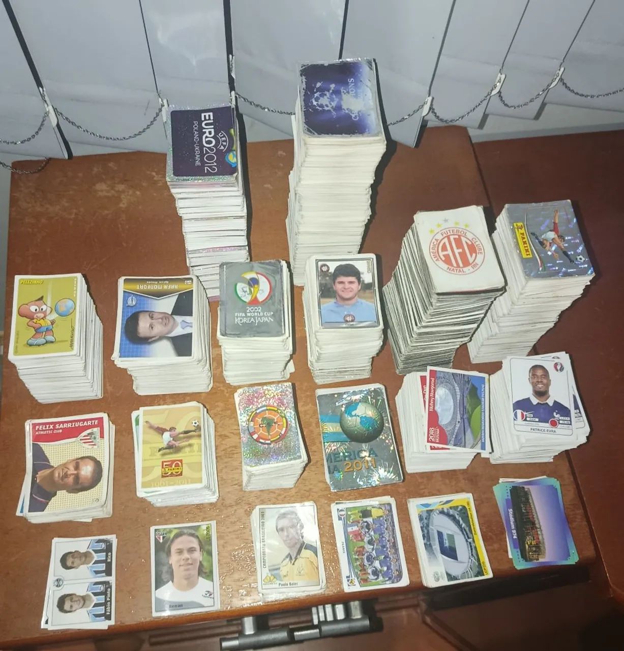 Caixa com figurinhas de diversos álbuns  - Foto 3