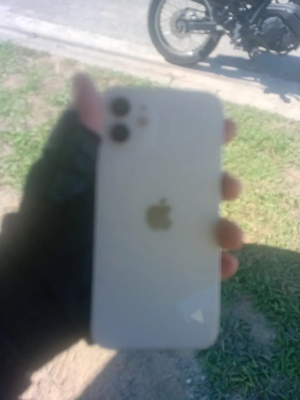 iPhone 12 128 trocado a tela recente mais funcionando tudo perfeitamente! - Foto 2