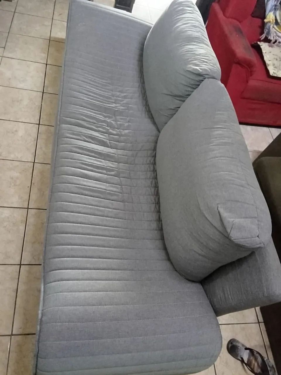 Um sofá de quatro lugares 465544810186690561