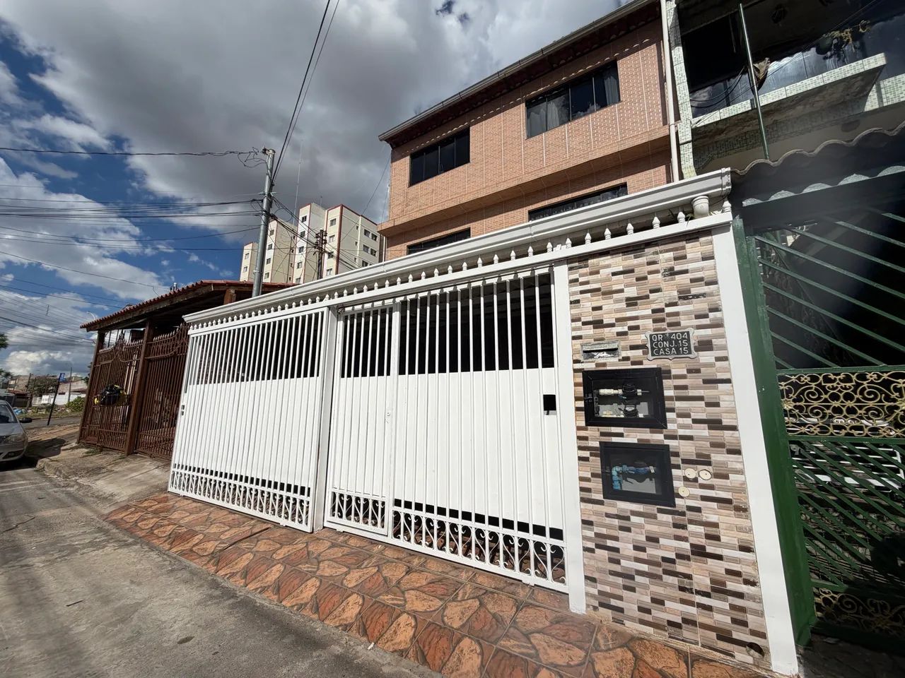 Sobrado com três apartamentos grandes  - Foto 2