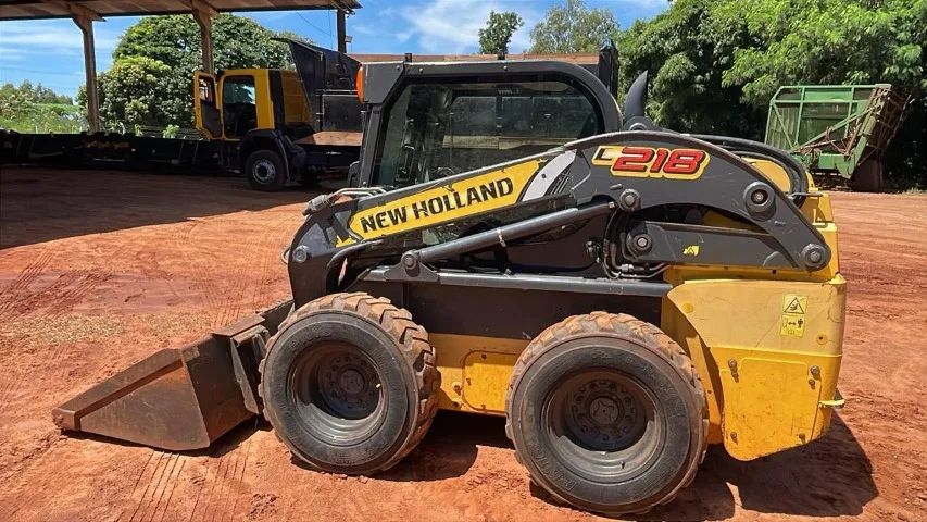 Mini Carregadeira NH L218 ano 2018 - Foto 2