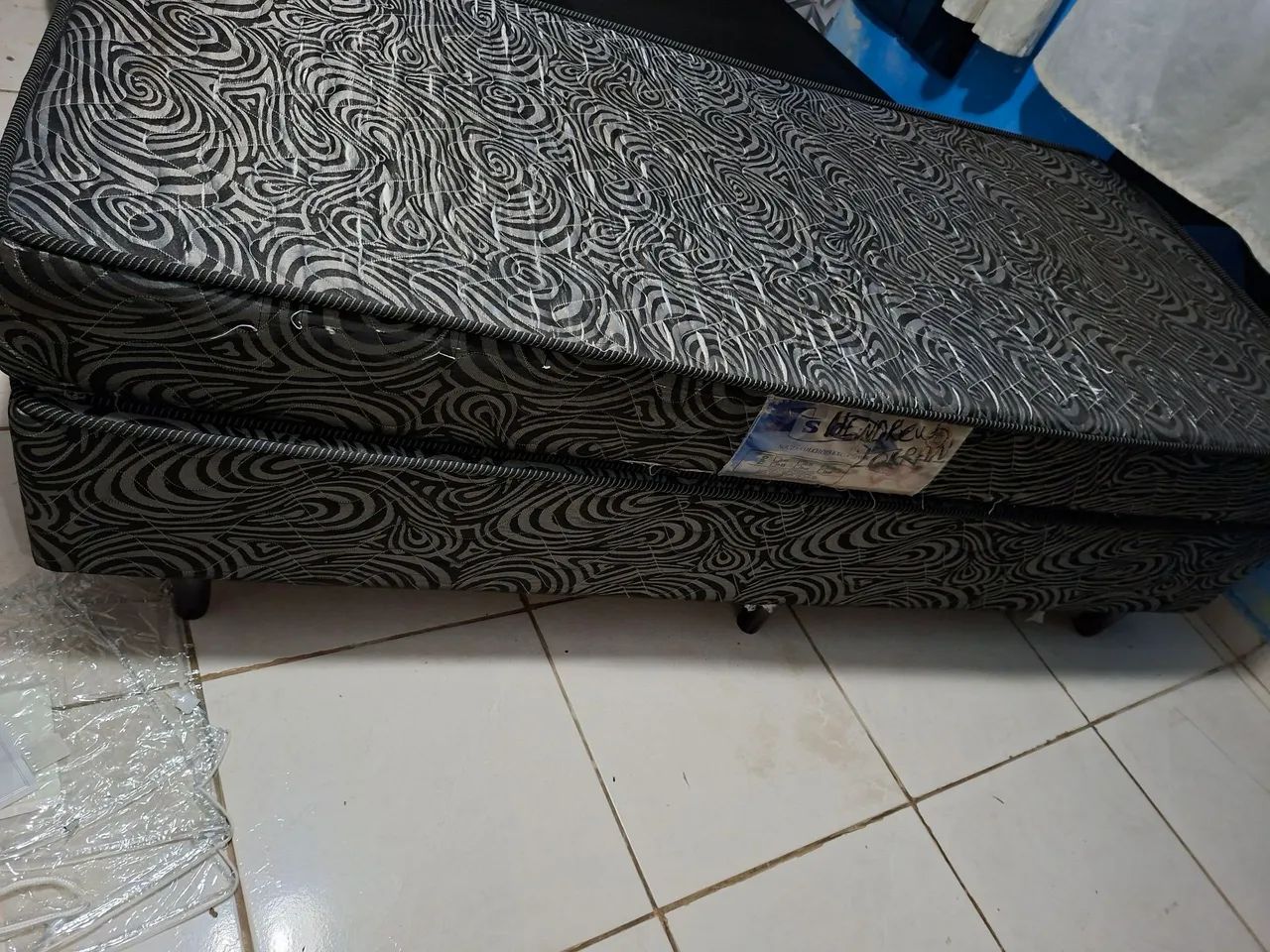 Vendo duas cama box solteiro em perfeito cada uma 150 estado - Foto 5