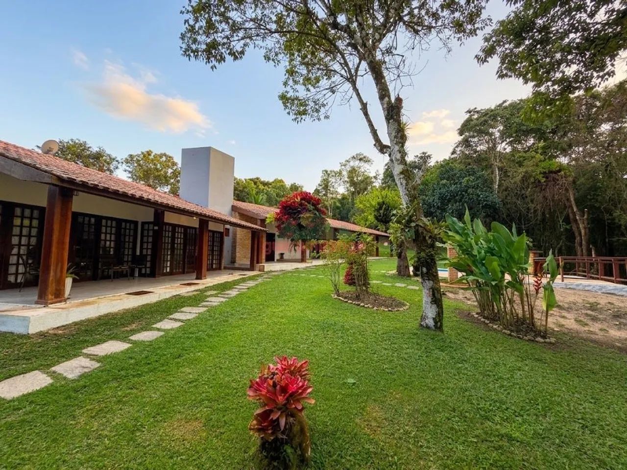 Sítio de 3,59 ha, com casa sede, casa de caseiro, piscina aquecida, espaço zen e