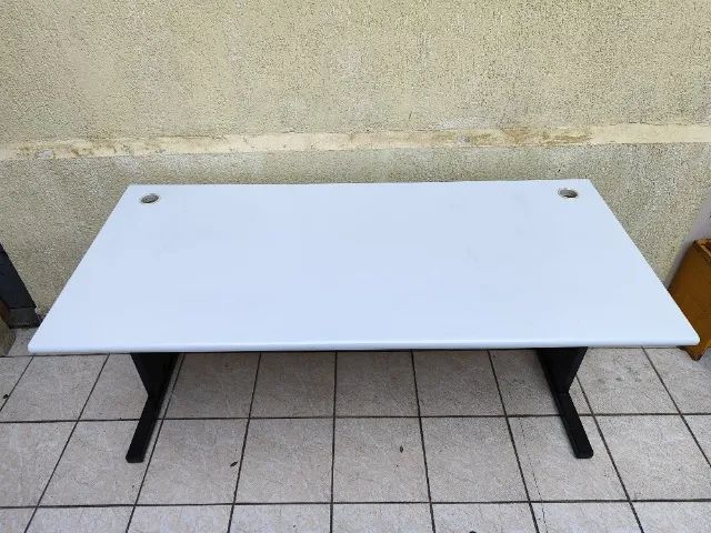 Mesa de Escritório Grande Retangular Branca com Pés de Ferro - 1,60m - Foto 3