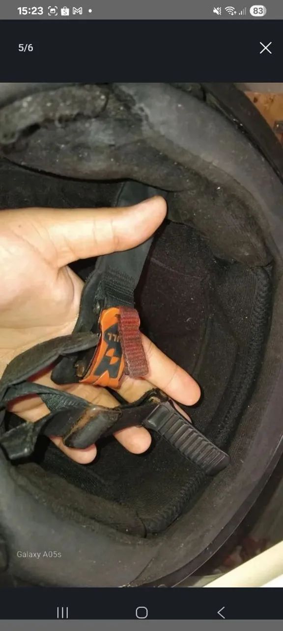 Capacete usado com um lado da viseira solta - Foto 5