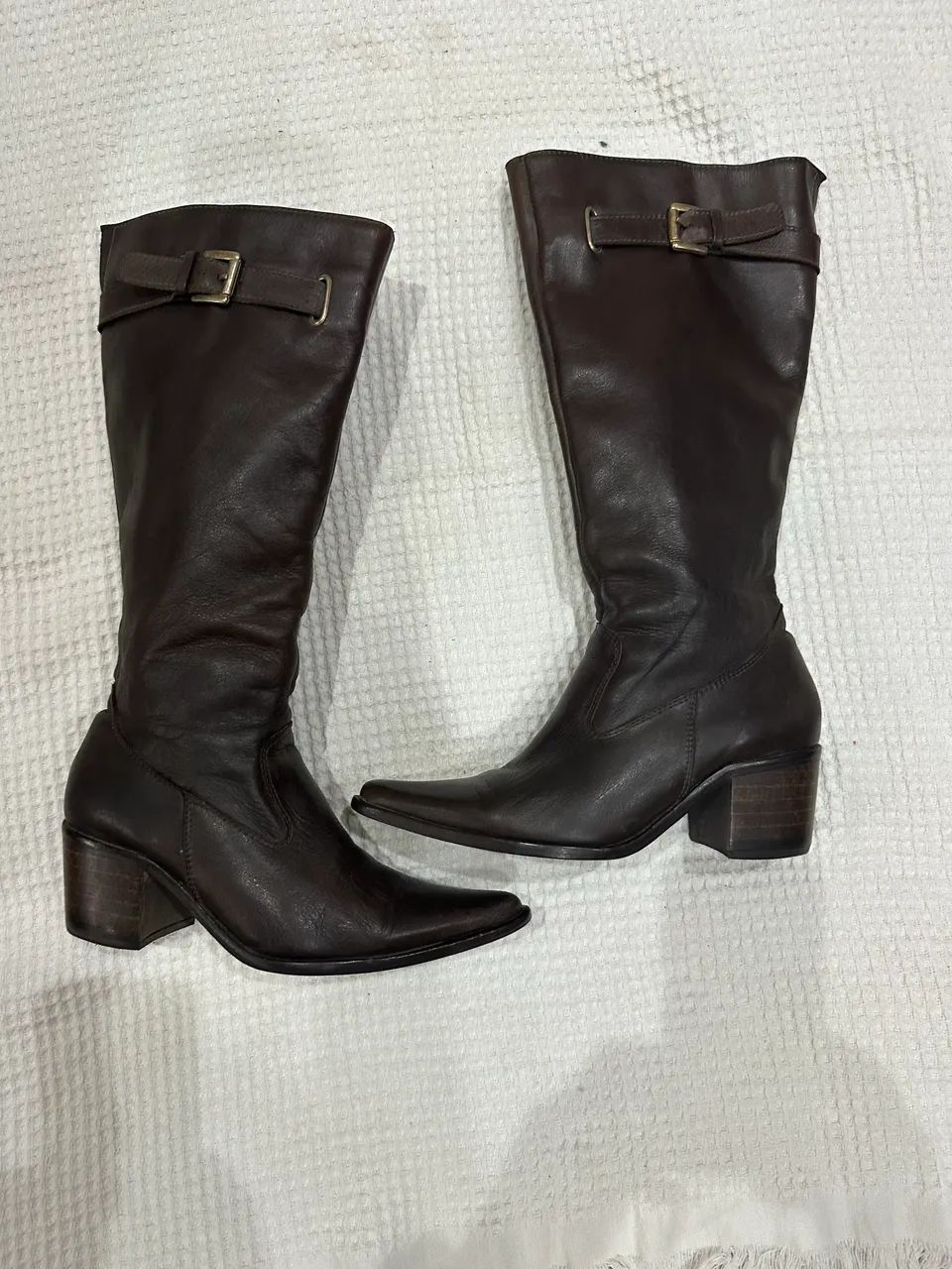 bota de couro cano longo marrom 35  - Foto 3