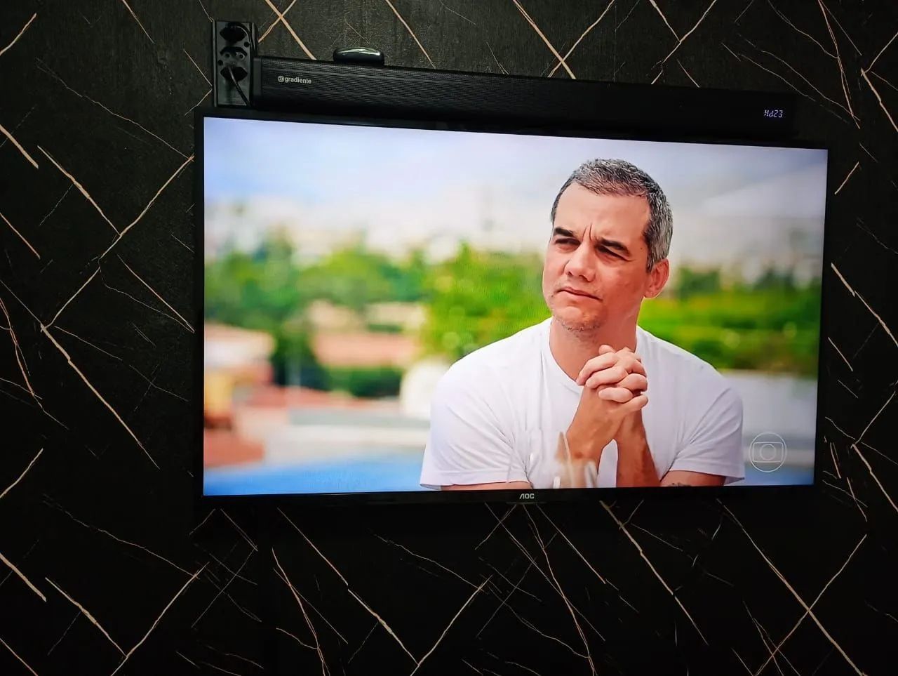 Tv AOC + soundbar gradiente + Roku  - Foto 2