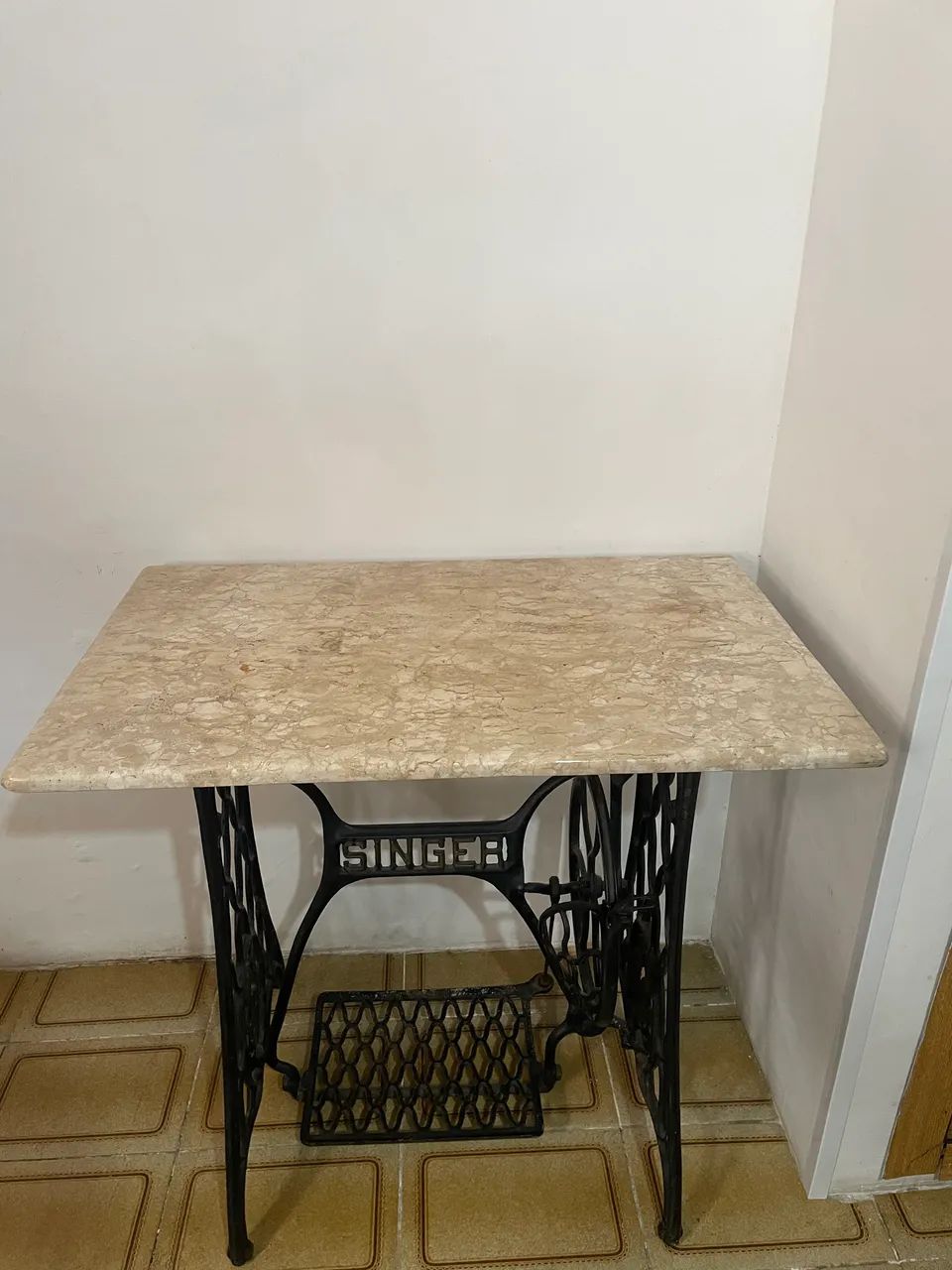 Aparador com pé de máquina de costura 