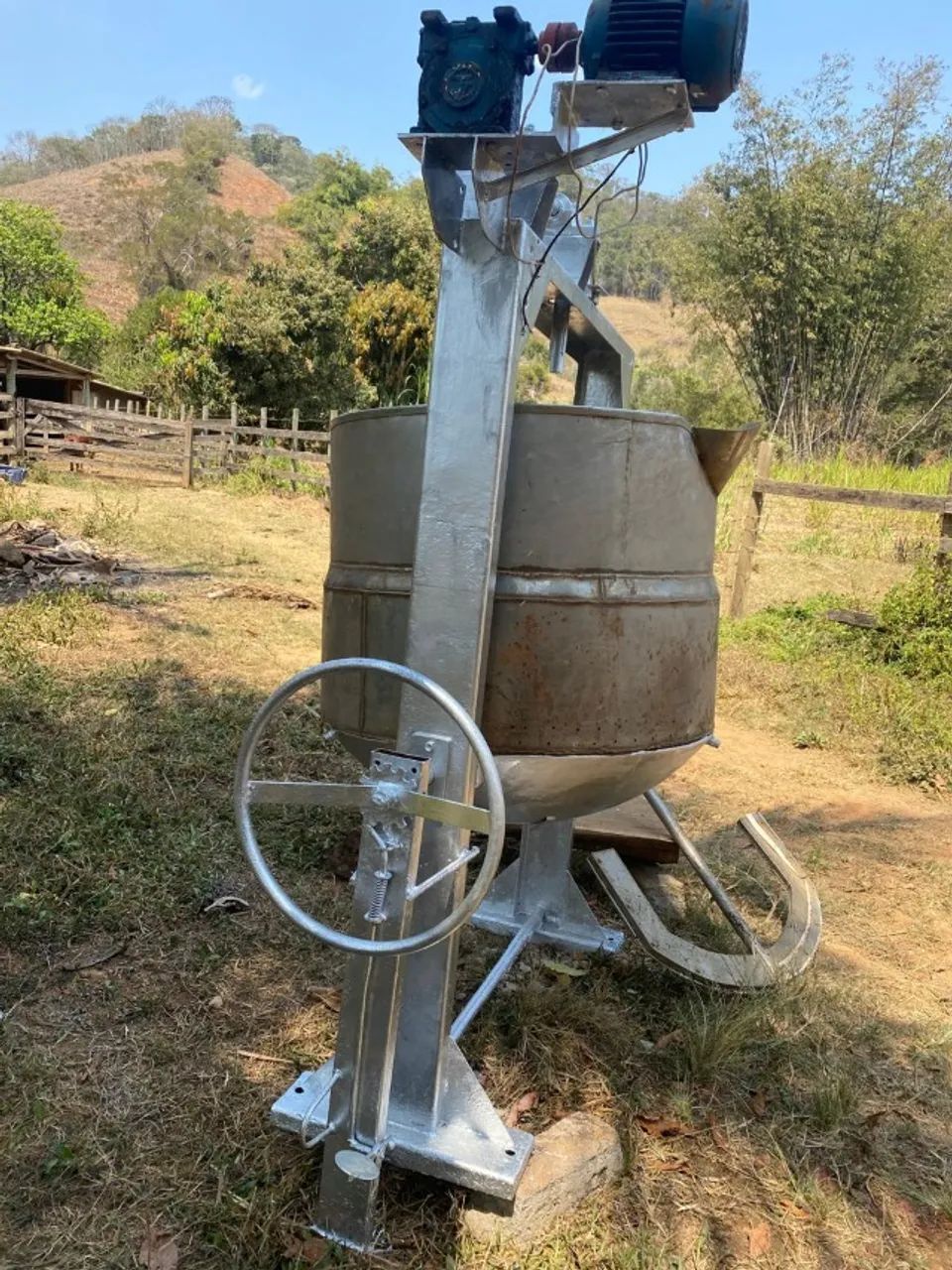 TACHO INDUSTRIAL INOX BASCULANTE COM MOTOR E AGITADOR - Foto 4