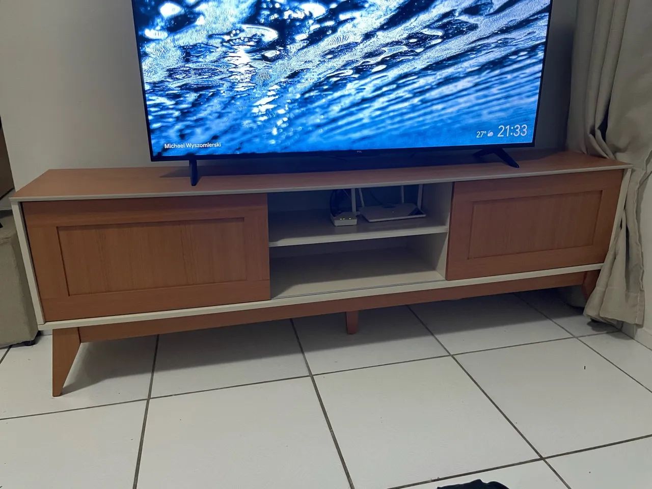 Rack de TV Retrô (Amadeirado e Branco)