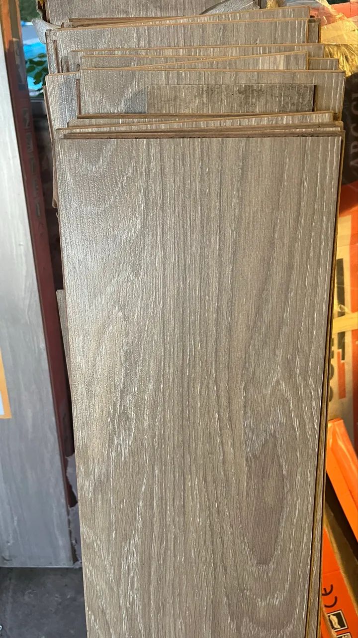 Piso laminado click Novo,com pequenas avarias  - Foto 2