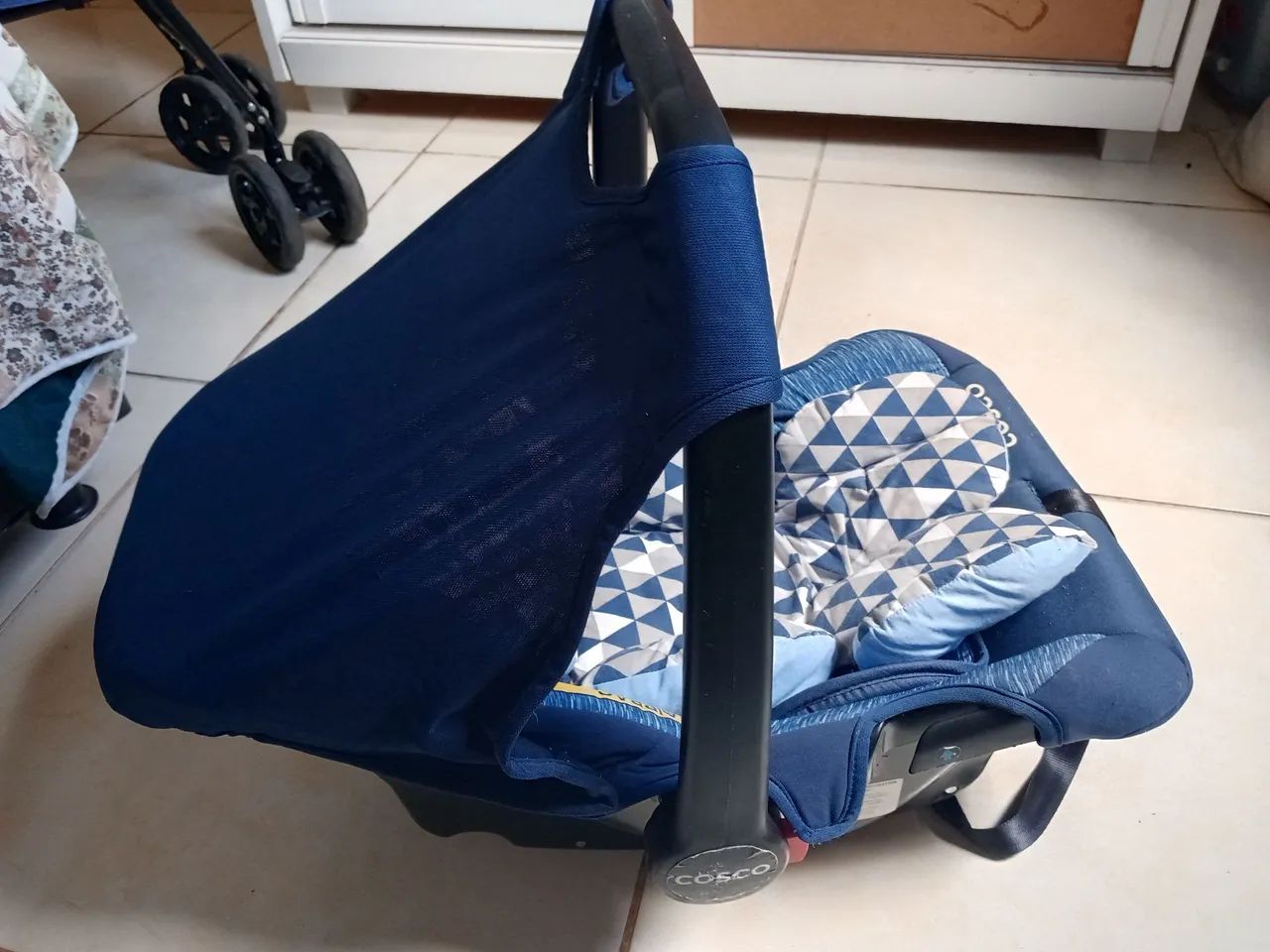 Carrinho com bebê conforto em um bom estado  - Foto 4