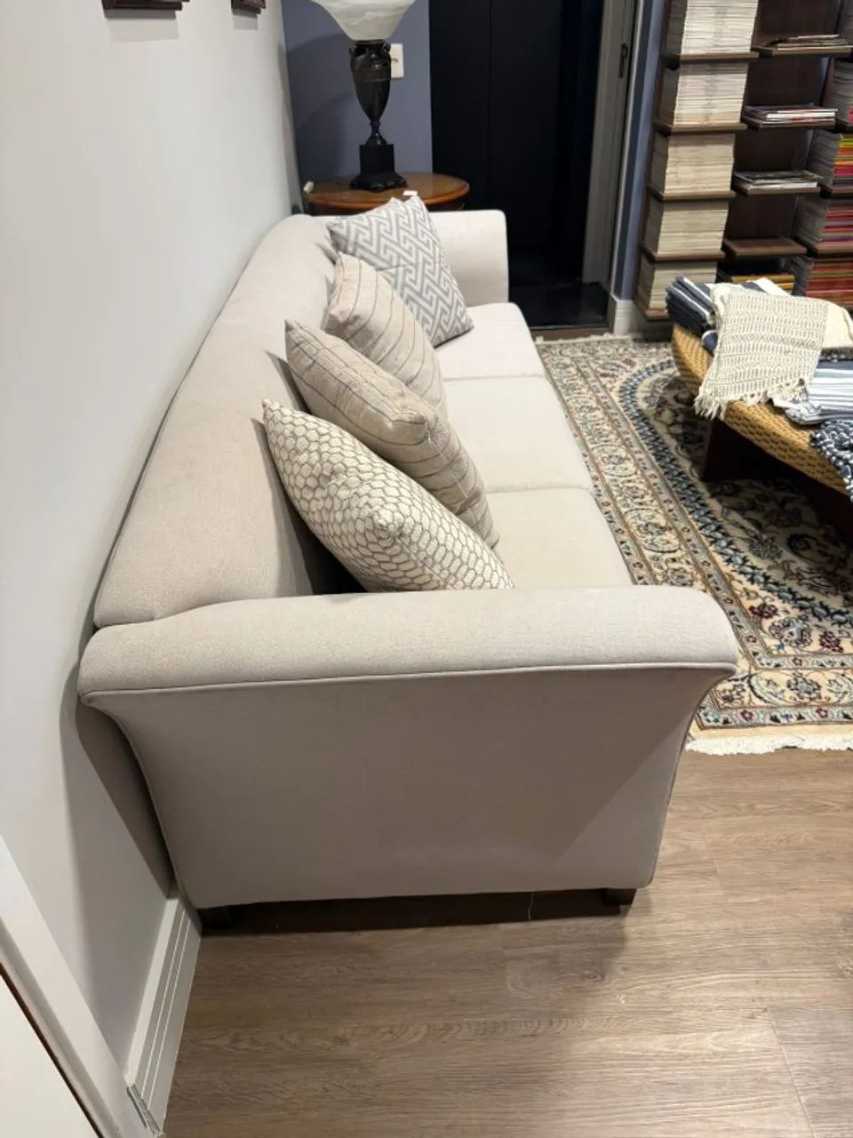 Sofá de 3 lugares na cor bege, com design elegante e atemporal, perfeito para sala de esta - Foto 2