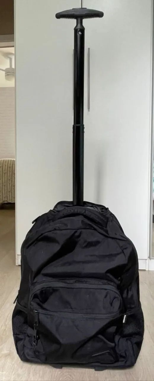 Mochila Bagaggio /executiva  preta com  suporte, rodinhas e  alças 