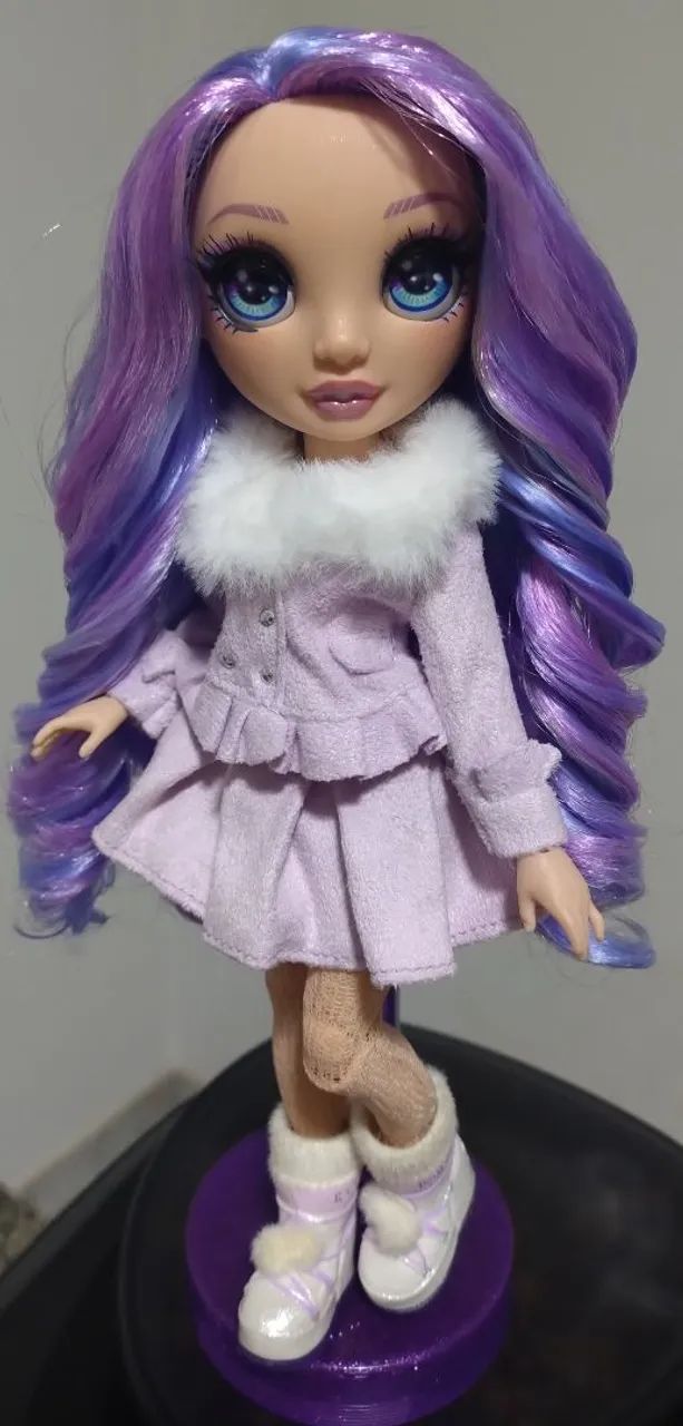 Boneca Rainbow High Violet. Leia descrição  - Foto 2