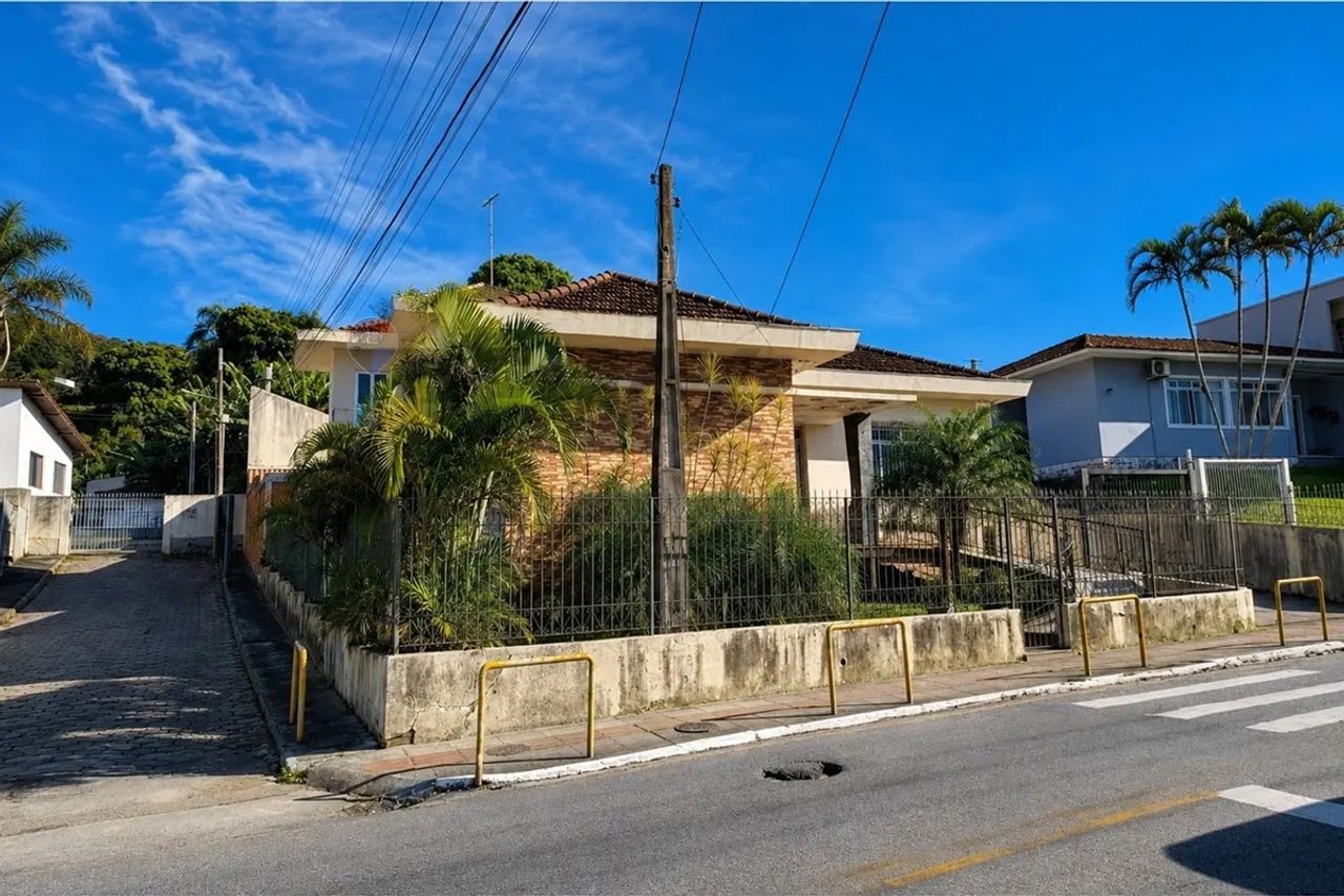 "Casa Antiga Charmosa no Centro de São José, SC"