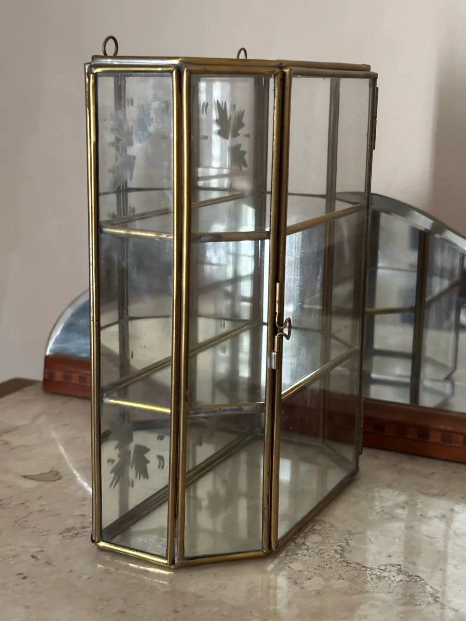 Linda Vitrine de miniaturas em metal espelhada - Foto 5