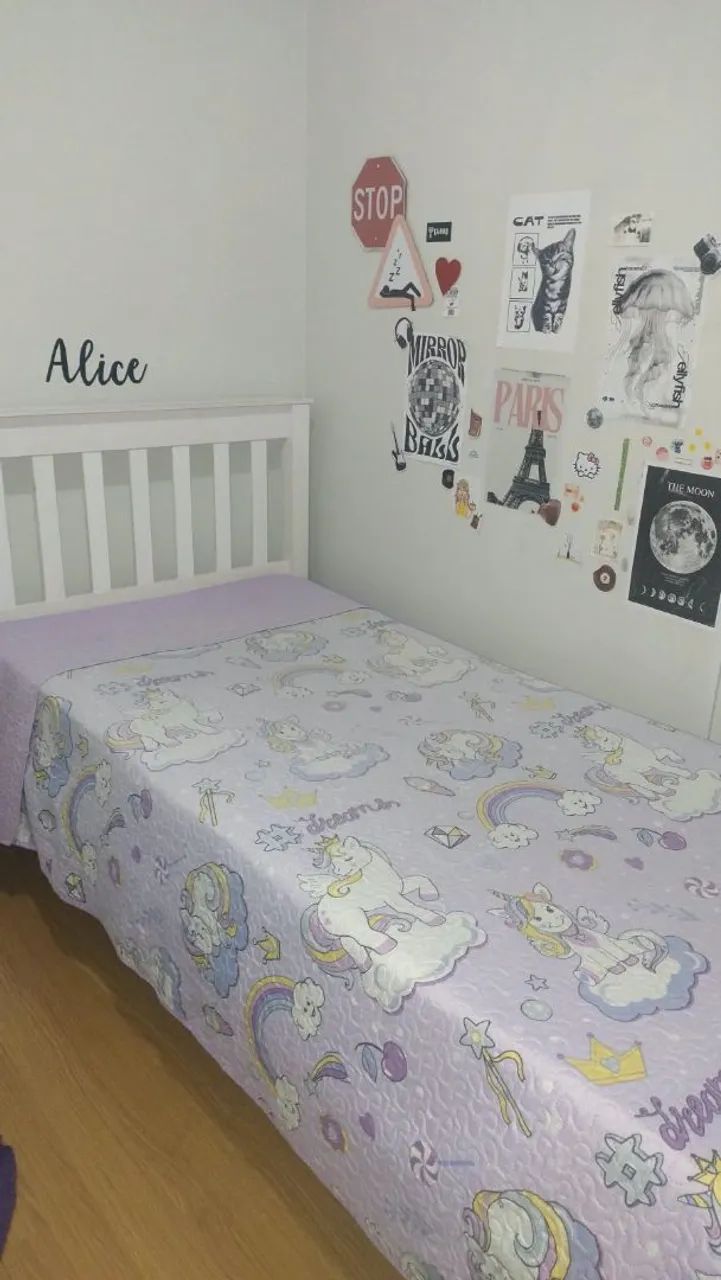 Cama de solteiro em madeira