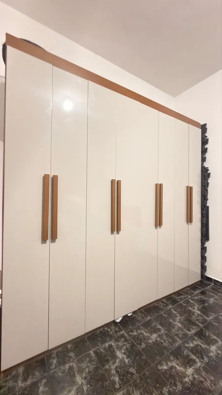 Guarda roupa 8 portas comprado a 5 meses 