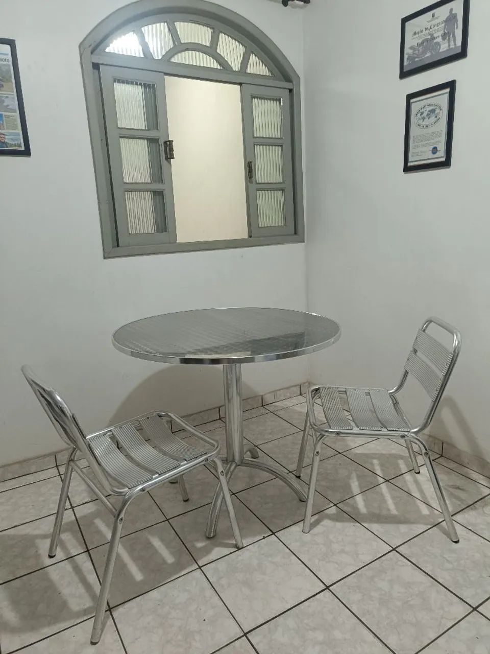 Conjunto mesa e cadeiras de alumínio 