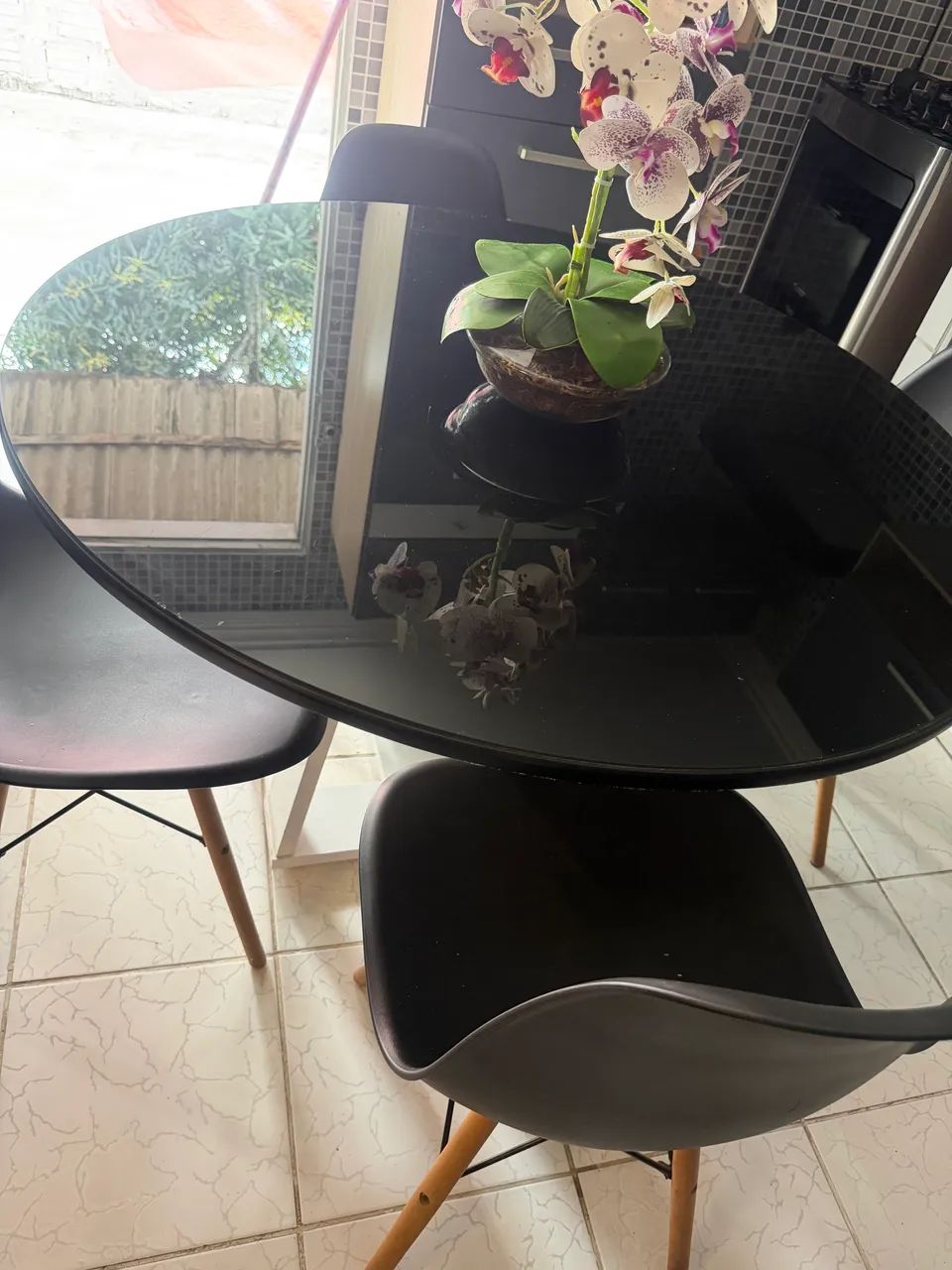 Mesa de jantar com vidro preto e 4 cadeiras sem nenhum defeito bem conservada - Foto 3