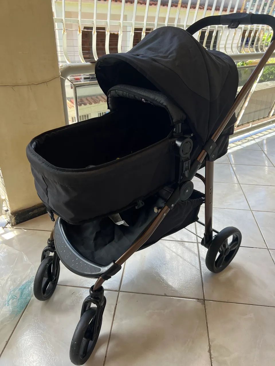 Carrinho de bebê completo seminovo no plástico  - Foto 4