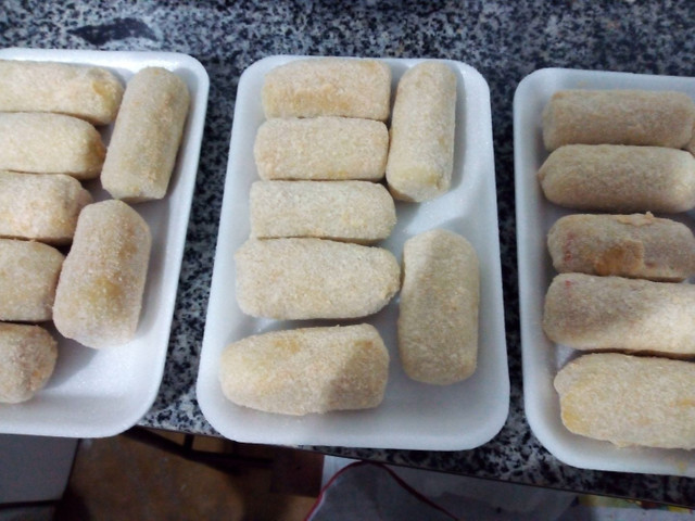Bombom e salgados congelados e sobre mesas e panetone salgado vários sabores - Foto 4