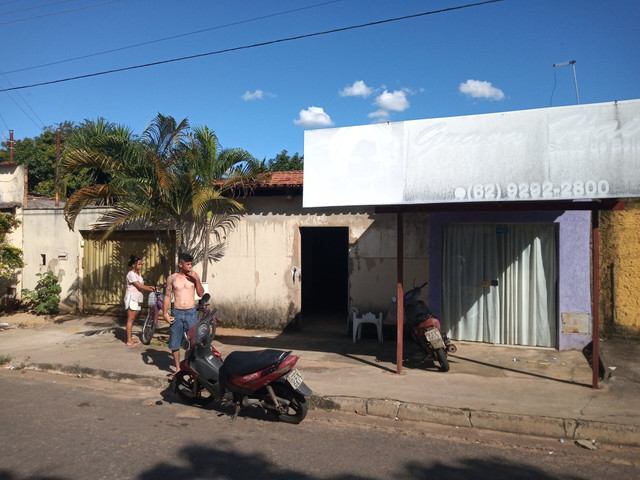 Vendo lote com 3 casas + sala comercial - Foto 6