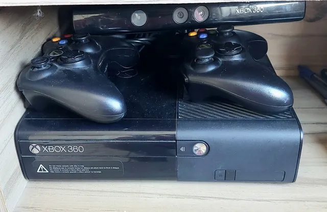 Xbox 360 Bloqueado (Usado) em ótimo estado + 1 controle original e 1  paralelo + 10 jogos originais + Kinect + duas baterias e carregadores.