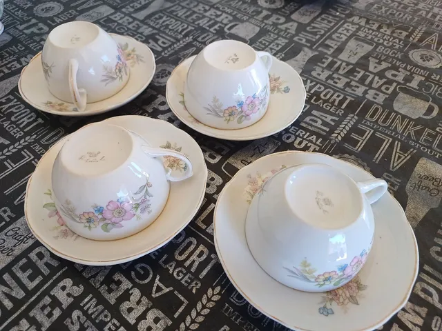 PORCELANA REAL. Elegante jogo de chá/café em porcelana