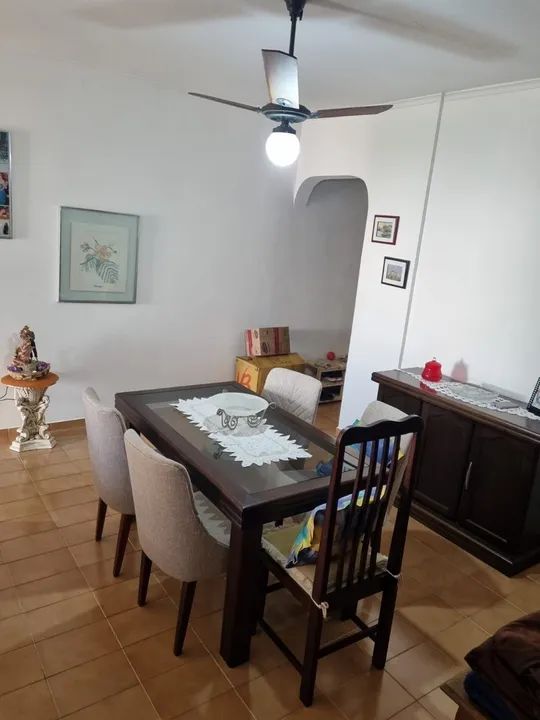 Mesa de Jantar em Madeira Maciça com Tampo de Vidro e aparador
