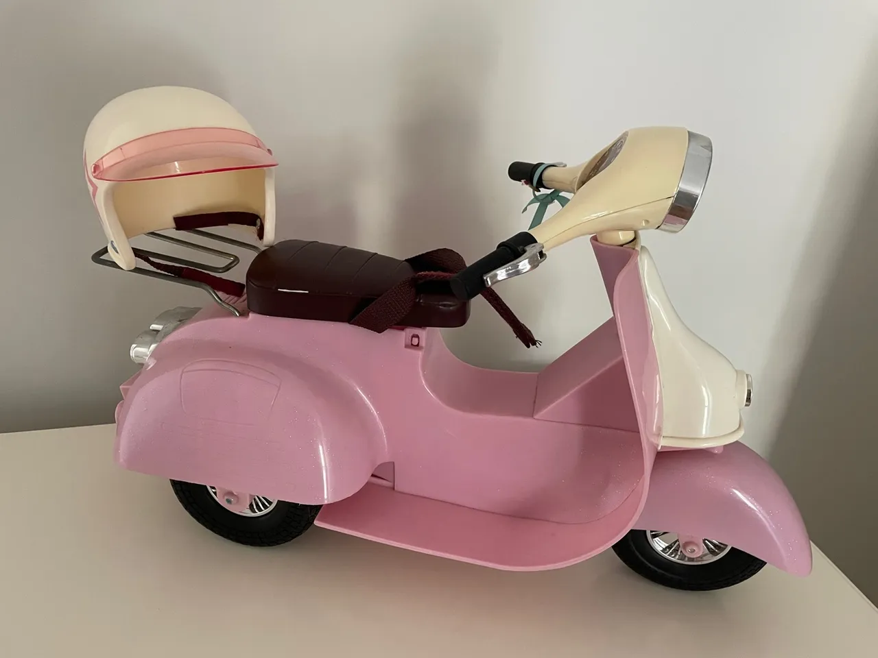Moto + capacete da Our Generation
