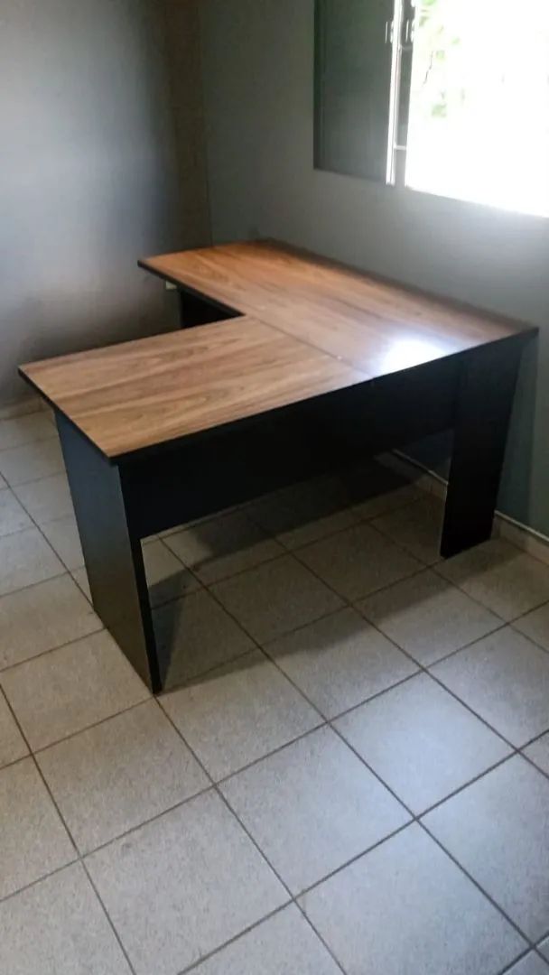 Mesa em l 2 partes amadeirada com base preta  - Foto 4