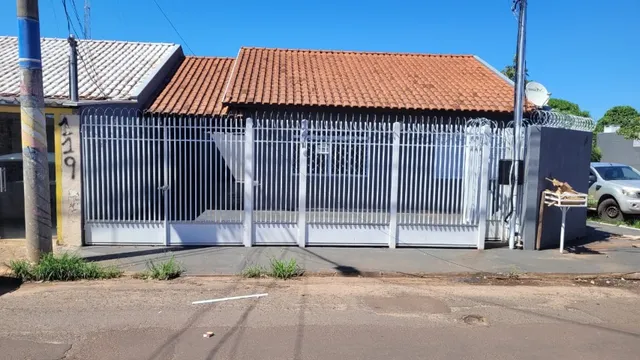 Casa Vila Jacy. Aceita financiamento. 2 quartos e etc. com varanda e garagem coberta