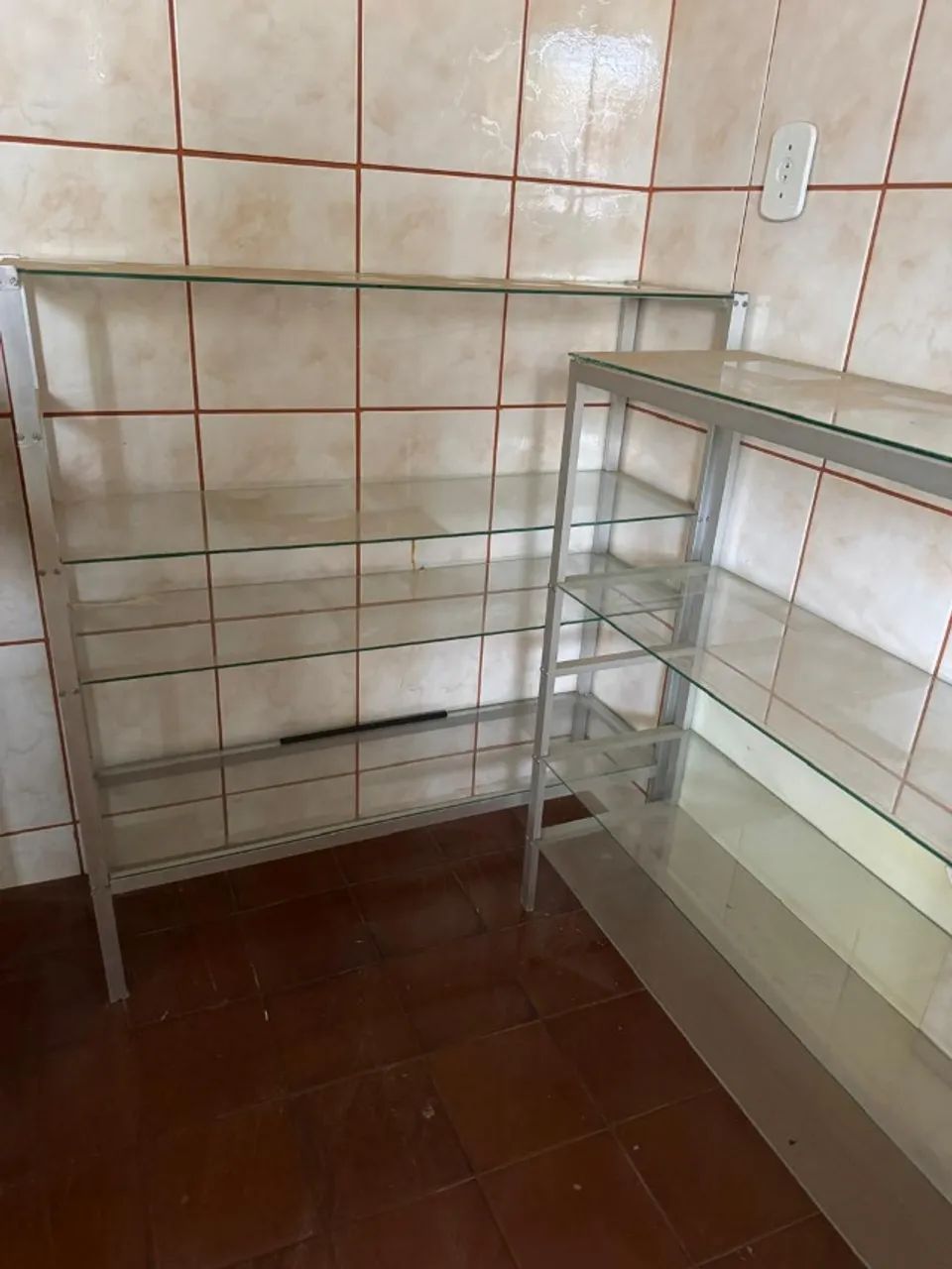 Prateleira de ferro e vidro