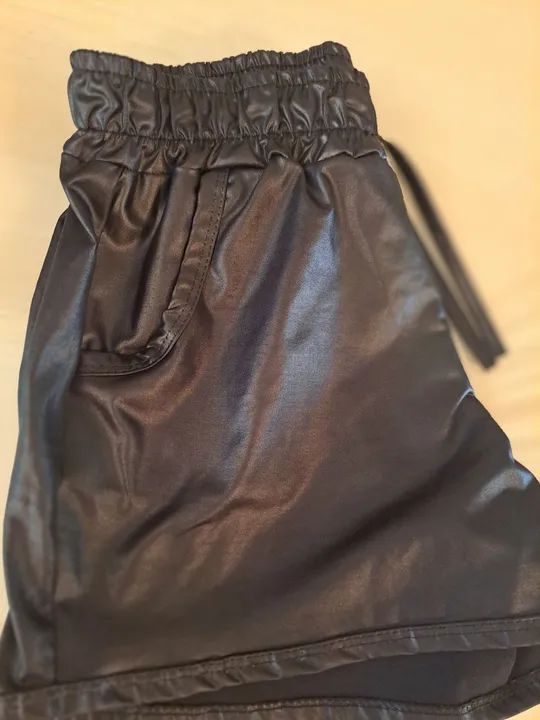 Short de couro sintético preto - Foto 5