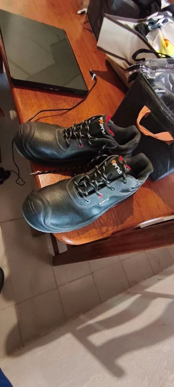 Bota tamanho 44 bico de aço europeu  - Foto 4