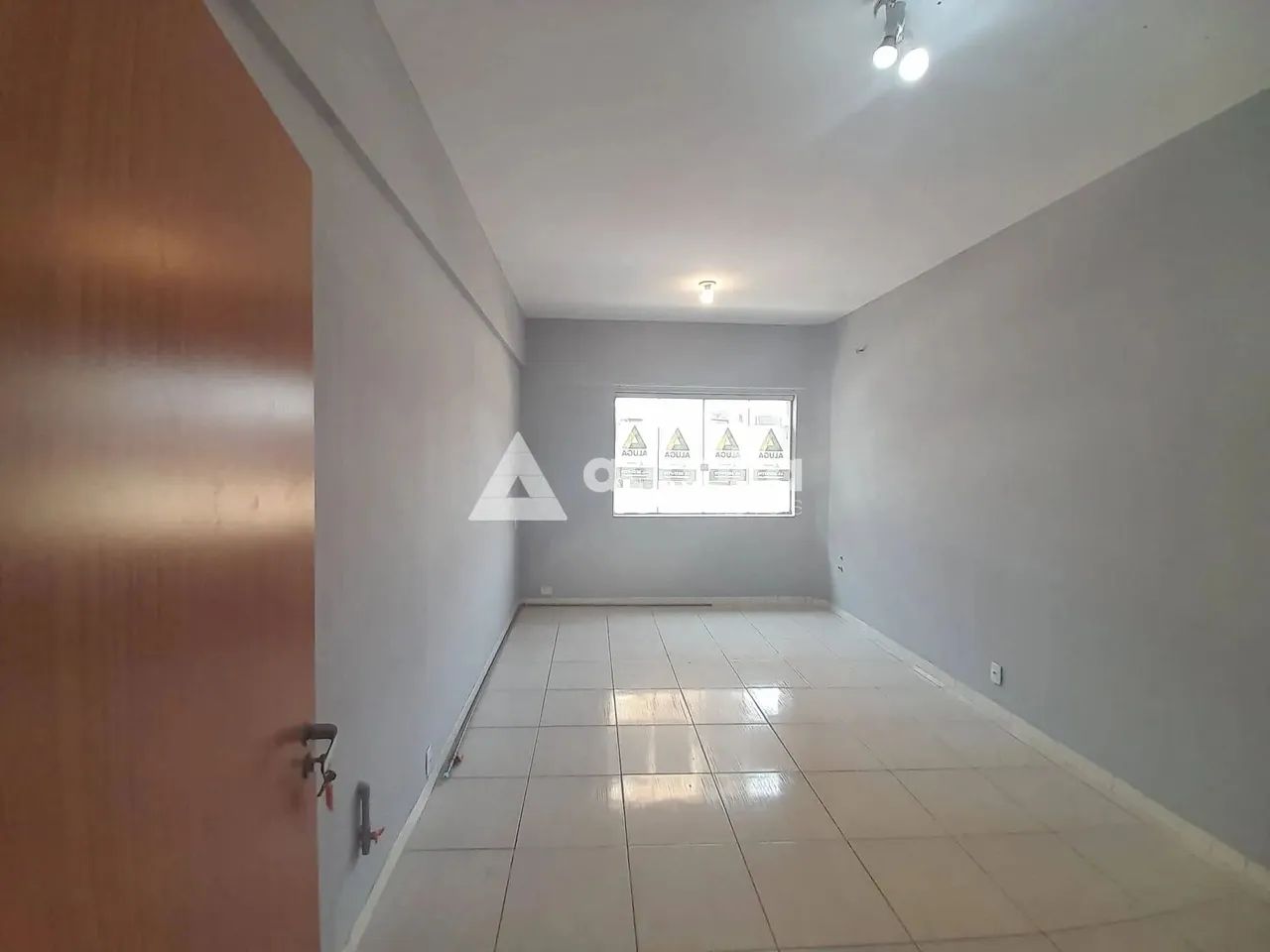 Sala Comercial para Locação no Calçadão, com 17M², no Centro, Ponta Grossa - PR - Foto 2